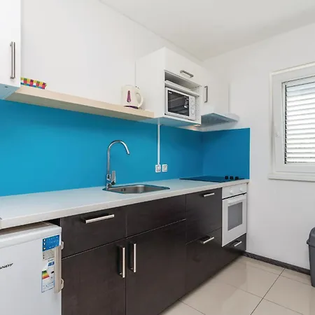 Appartement Awesome In With House Sea View