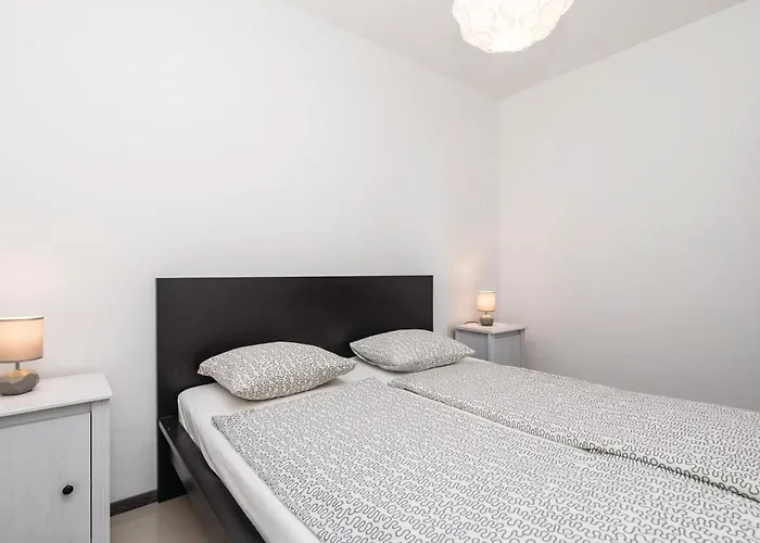 1 Bedroom Lovely In Apartament *