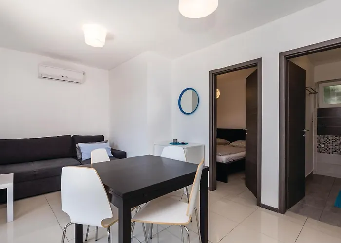 Апартаменты 1 Bedroom Lovely In *